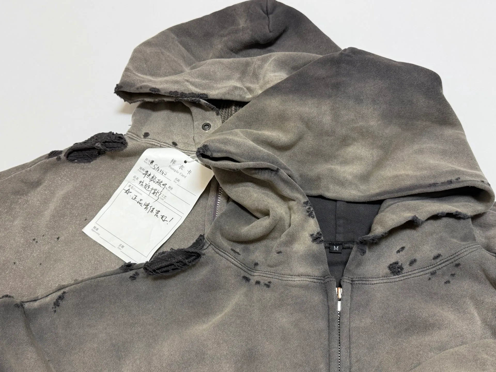 Pre-partum pattern SAINT Mxxxxxx DBL FACE ZIP UP HOODIE/CHARCOAL Double-layer destroyed waffle zipper jacket, washed black S-XL, a style that has been used in the summer. After continuous fine polishing, it is finally shipped. The finished product is simply a work of art. Super heavy washing and distressing. Multiple horse water fading. Excessive hand-made wormhole destruction processing. Deconstruction and reorganization embroidery technology. Custom-made zipper with LOGO. The color details of the zipper webbing are also correct. Original grade fruit main label and wash water label. Top purchasing grade. A layer of waffle fabric is added to the inner lining to make the overall texture stronger and increase the comfort and warmth of the wearer.